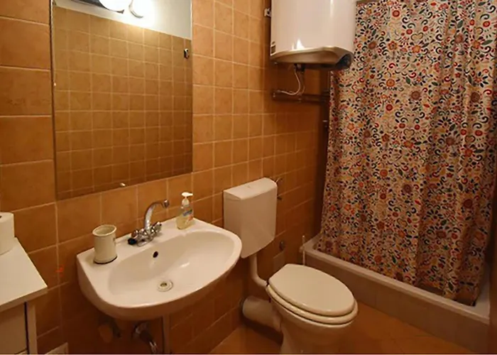 House With Heated Pool 度假居 *